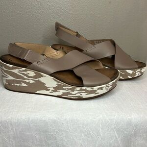 Clarks Stasha Hale Leather Taupe With Ikat Print Wedge Sandals Size 11